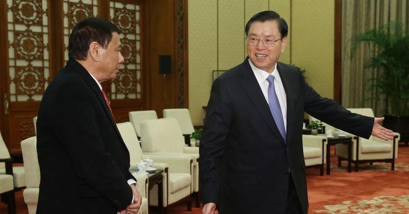 II  capo di Stato filippino Rodrigo Duterte accolto nella Grande sala del popolo  a Pechino da Zhang Dejiang, presidente del Comitato permanente del Congresso nazionale del Popolo cinese 